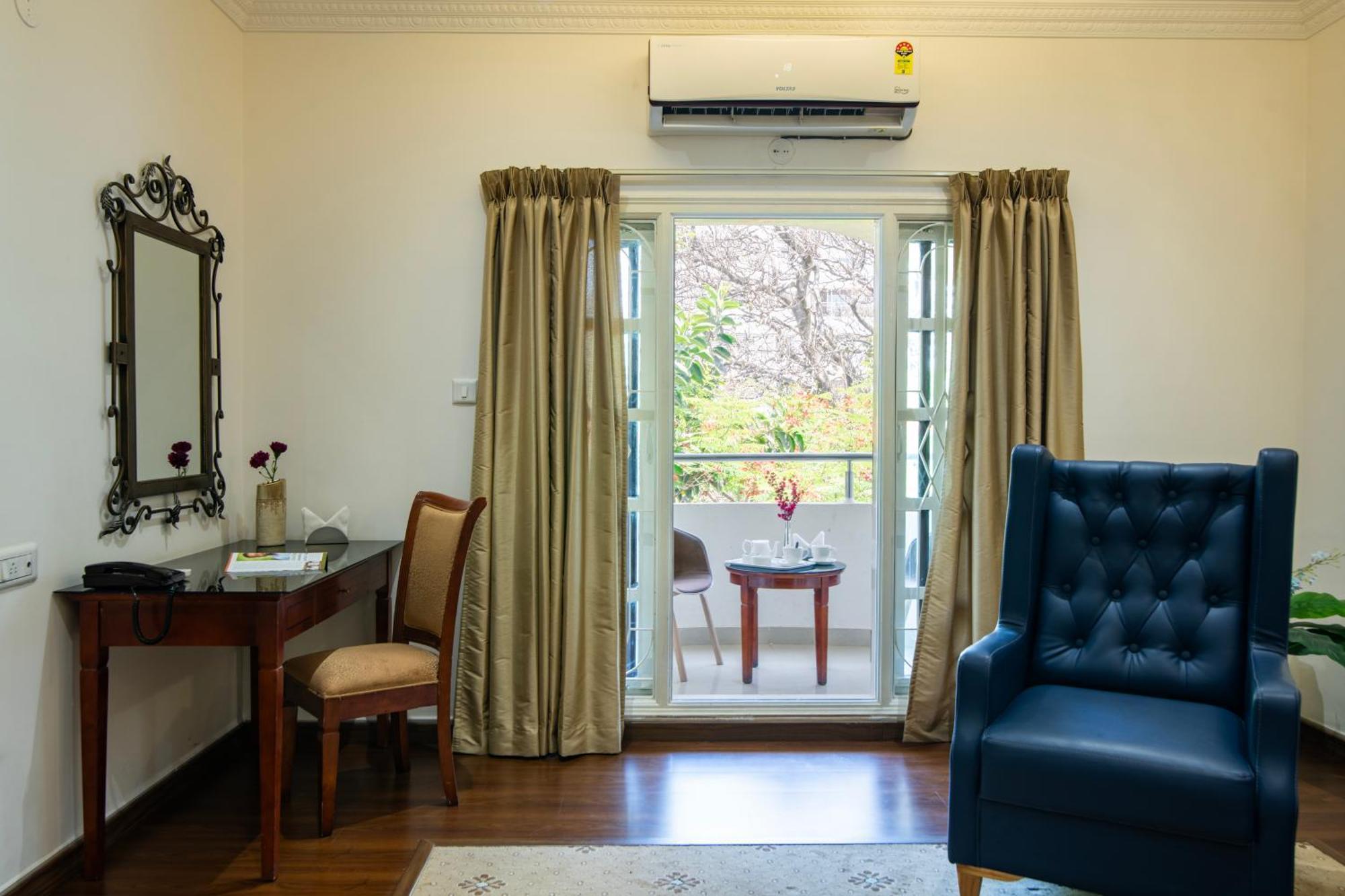 Hyde Park Hotel Bangalore Esterno foto