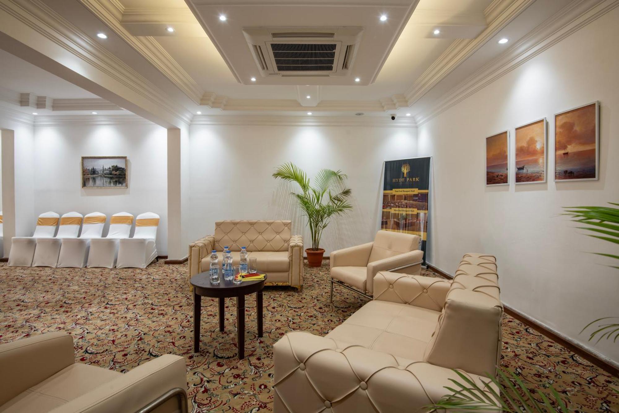 Hyde Park Hotel Bangalore Esterno foto